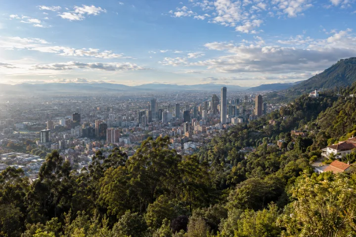 Horizonte de Bogotá e as encostas verdes dos cerros orientais