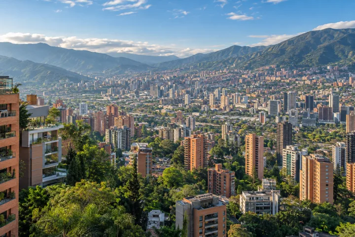 Vista panorâmica gerada de Medellín e do vale verde de Aburrá.